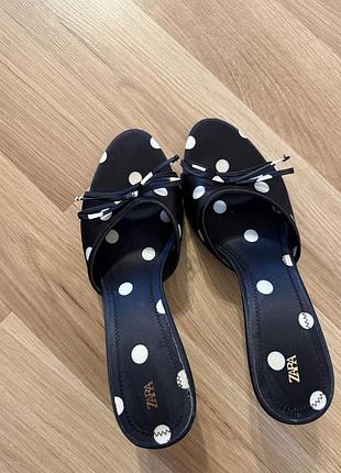 Мюлі від zara ,повномірний 39 розмір , дуже зручні та мʼякі , вдягала 1 раз (каблук 6 см)