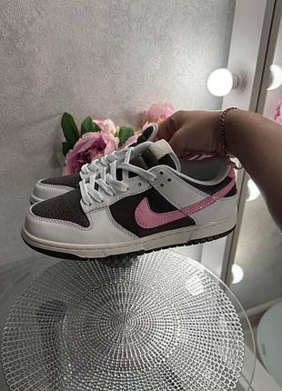 Стильные женские кроссовки nike dunk low white / brown / pink