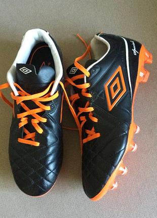 Umbro speciali 4pro hard group, футбольні професійні шкіряні бутси для гри у футбол ( устілка 26,5см) як нові.