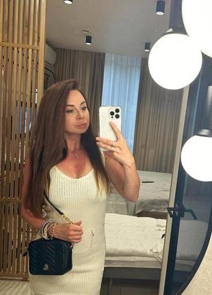Стильное вязаное платье с разрезами