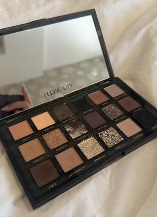 Палетка теней huda beauty pretty grunge в отличном состоянии оригинал