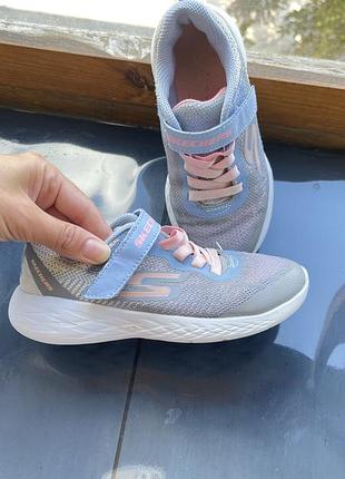 Дитячі кросівки skechers go run у сіро-блакитному кольорі з ніжними рожевими акцентами та ремінцем на липучці