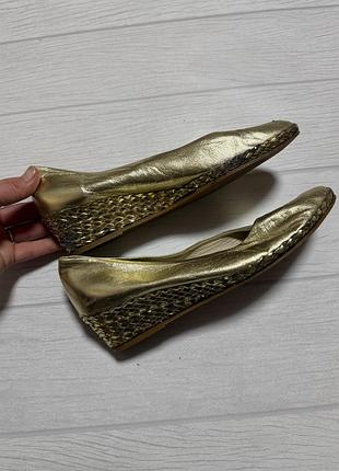 Bally vintage lenz — жіночі туфлі на платформі, виконані з металевої шкіри золотого кольору.