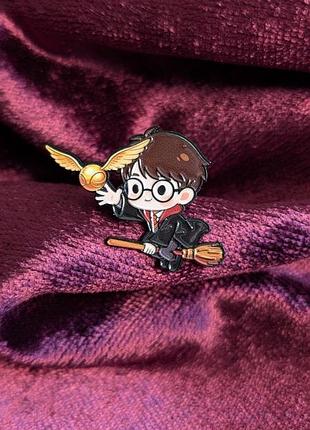 Значок harry potter golden snitch hogwarts quidditch брош гаррі потер летить на чарівній позначці золотий снітч хоґвортс квідич gryffindor