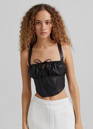 Черный кожаный топ bershka