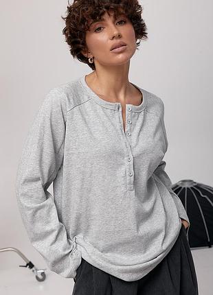 Свободный лонгслив с пуговицами по горловине - серый цвет, one size (имеют размеры)