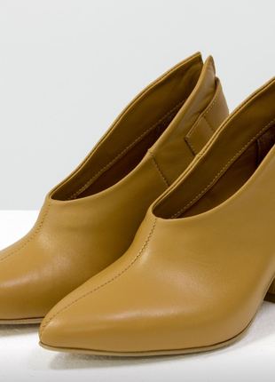 Дизайнерские туфли перчатки с ремешком, на невысоком обтяжном каблуке7 фото