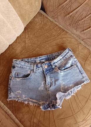 Короткие джинсовые шорты