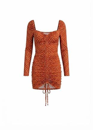 Терракотовое мини-платье prettylittlething в горошек / обятягивающее короткое платье с драпировкой и длинным рукавом
