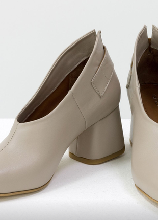 Дизайнерские туфли перчатки с ремешком, на невысоком обтяжном каблуке9 фото