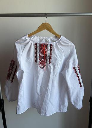 Жіноча вишиванка білого кольору