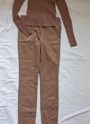 Осенний капсульный сет: кожаные брюки zara на флисе + гольф в рубчик bershka (размер s)