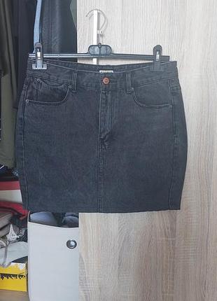 Чорна  джинсова міні-спідниця (pull&bear)