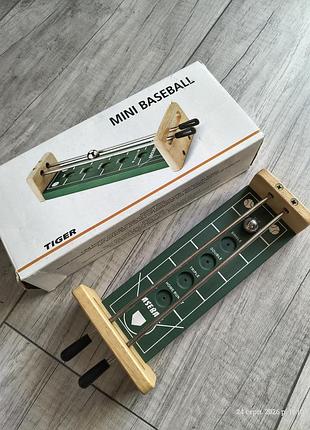 Дерев'яна настільна мінігра «mini baseball» від бренду tiger із металевою кулькою та паралельними напрямними рейками.