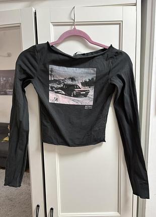 Чорний укорочений лонгслів від bershka вирізняється вирізом човником та графічним фотопринтом із написом «no easy way out» на грудях