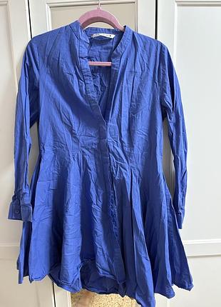 Коротка синя бавовняна сукня-сорочка від zara з довгими рукавами та розкльошеною спідницею.