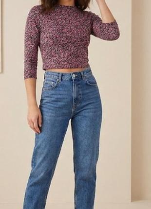 Укороченный женский топ (кроп-топ) от молодежного бренда bershka с мелким цветочным принтом на темном фоне и круглым вырезом горловины