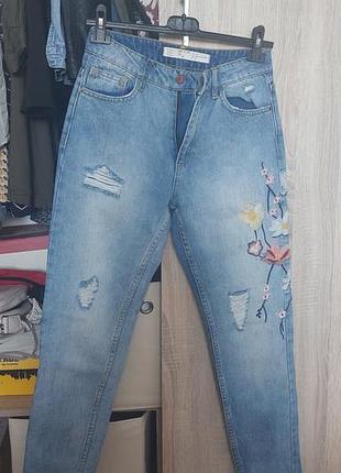Джинсы j.jeans, размер 36, с вышивкой и рваным эффектом