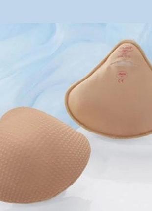 Легкий текстильный протез молочной железы anita care equilight (модель 1018x) бежевого цвета.