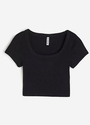 Черная базовая футболка h&m divided с глубоким круглым вырезом / укороченная футболка с коротким рукавом
