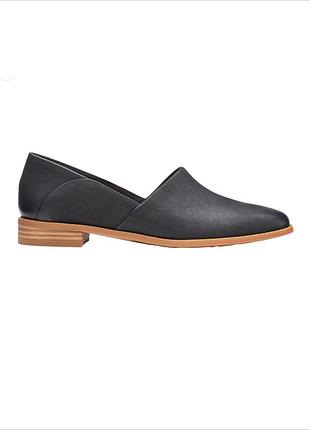 Нові шкіряні туфлі відомого англійського бренду clarks.