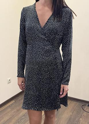 Чорна атласна сукня з довгими рукавами в горох new look. 38розмір