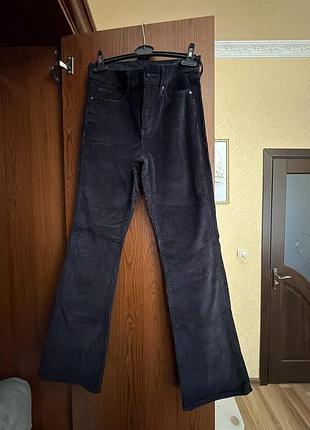 Жіночі джинси від levi’s в ідеальному стані без дефектів,розмір s,чорні кльош,купляла в америці в оригінальному магазині