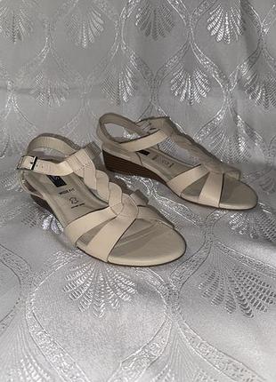 Кожаные босоножки marks &amp; spencer (m&amp;s), серия wide fit камбоджа р.38 (25.00см)