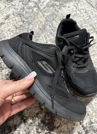 Кросівки.   👟