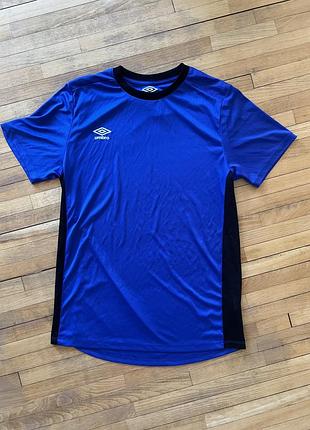 Футболка спортивна чоловіча  umbro – синя з чорними вставками по боках та комірі, виконана з легкого поліестеру, що добре відводить вологу.
