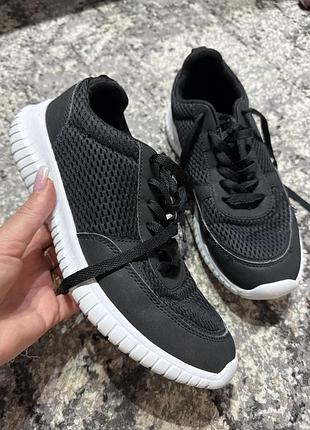 Кросівки.  👟