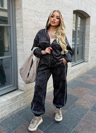 Костюм жіночий