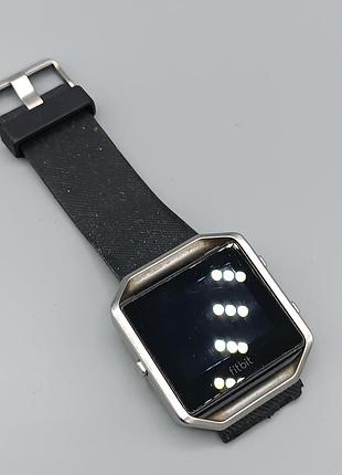 Смарт-годинник fitbit .