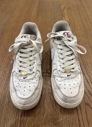 Кросівки жіночі nike air force 1 low 40th anniversary (joint force / af1 82), білі з бордовими акцентами та золотими дюбре, розмір eur 40 / us 8.5w /