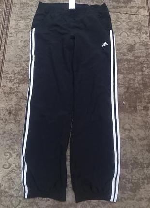 Спортивні штани adidas прямого крою з фірмовими білими смужками з боків. № 181