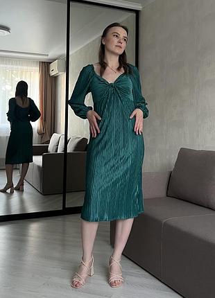 Смарагдова сукня з переливом