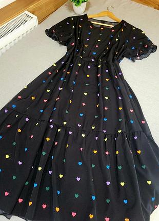 Чорна сукня міді з різнокольоровим принтом у вигляді маленьких сердечок