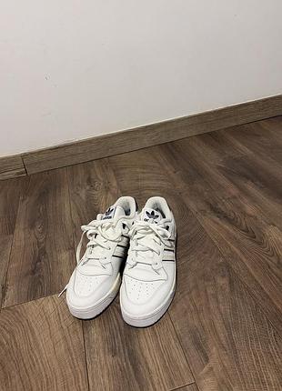 Оригінальні кросівки adidas