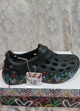 Стильные резиновые кроссовки skechers