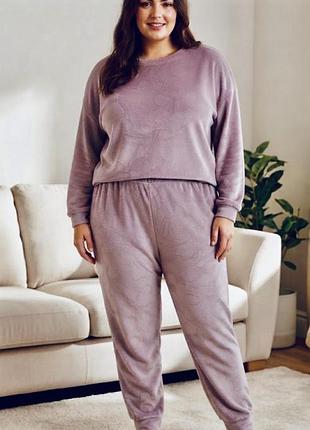 М'який плюшевий велюровий plus size костюм / піжама неймовірного лавандового кольору принт сердечки 💕 f&f (англія)