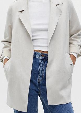 Плащ під замшу кремового кольору pull&bear