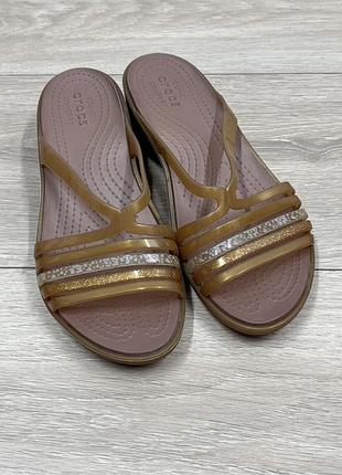 Crocs isabella mini wedge w 6 жіночі гумові шльопанці сандалі босоніжки на танкетці для пляжу для повсякденного носіння колір бронзи нюдовий р. 36