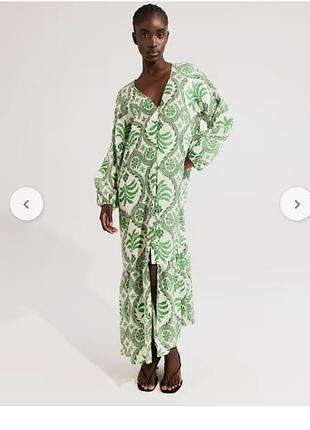 Длинное летнее платье-рубашка из крепа от бренда h&m с ярким зелено-белым растительным орнаментом.