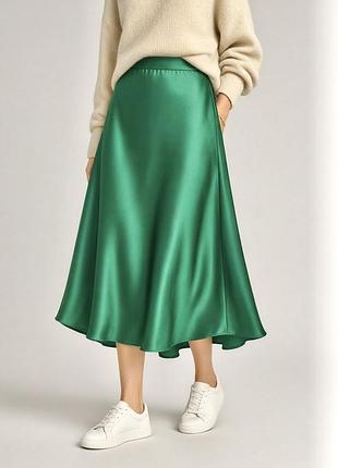 Стильна шовкова спідниця міді у соковитому зеленому кольорі (slip skirt)
