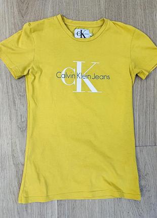 Футболка жіноча calvin klein jeans яскравого жовтого кольору розмір s в ідеальному стані