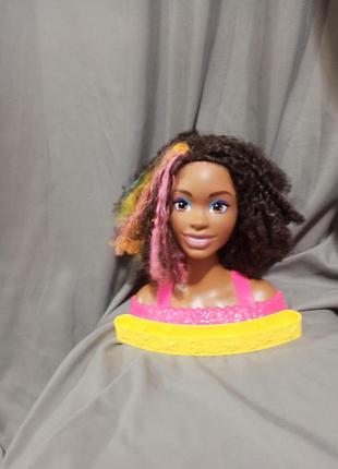 Манекен для зачісок barbie totally hair неонова веселка з кучерявим каштановим волоссям , афро, гарненька,