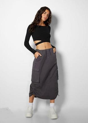 Стильная юбка в стиле parachute / cargo от bershka. темно-серый (графитовый) цвет, практичный и удобный.