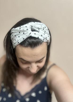 Повʼязка на голову біла в чорний горошок