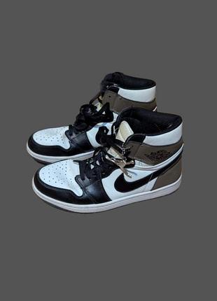 Кроссовки jordan коричневые 
размер 41-42. подходит на 39