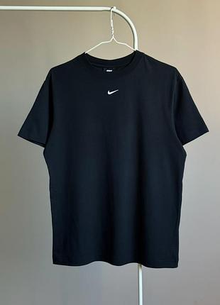 Чорна базова футболка з центр лого nike centre logo tshirt